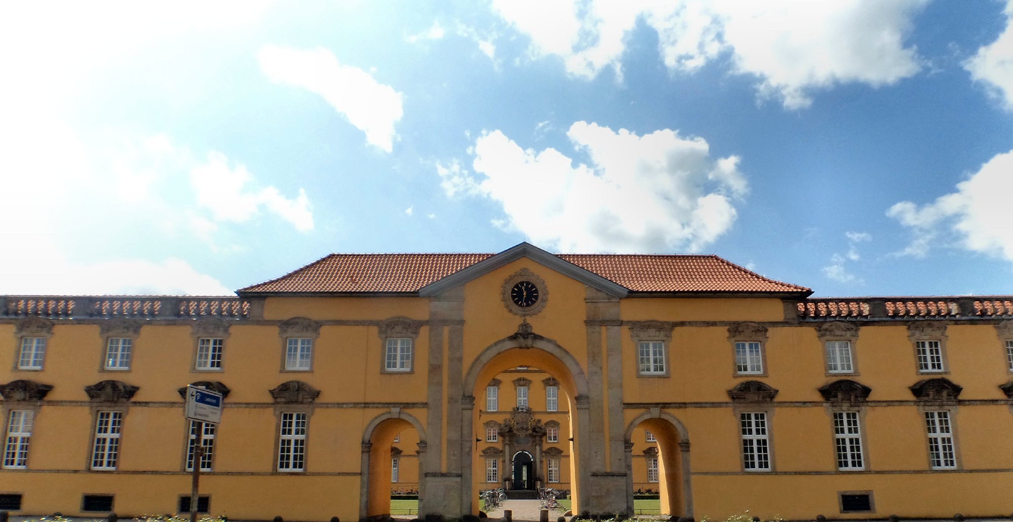 Schloss Osnabrück, main building of Universität Osnabrück, from Neuer Graben. Photo by Clemens Ratte-Polle, CC BY 4.0.